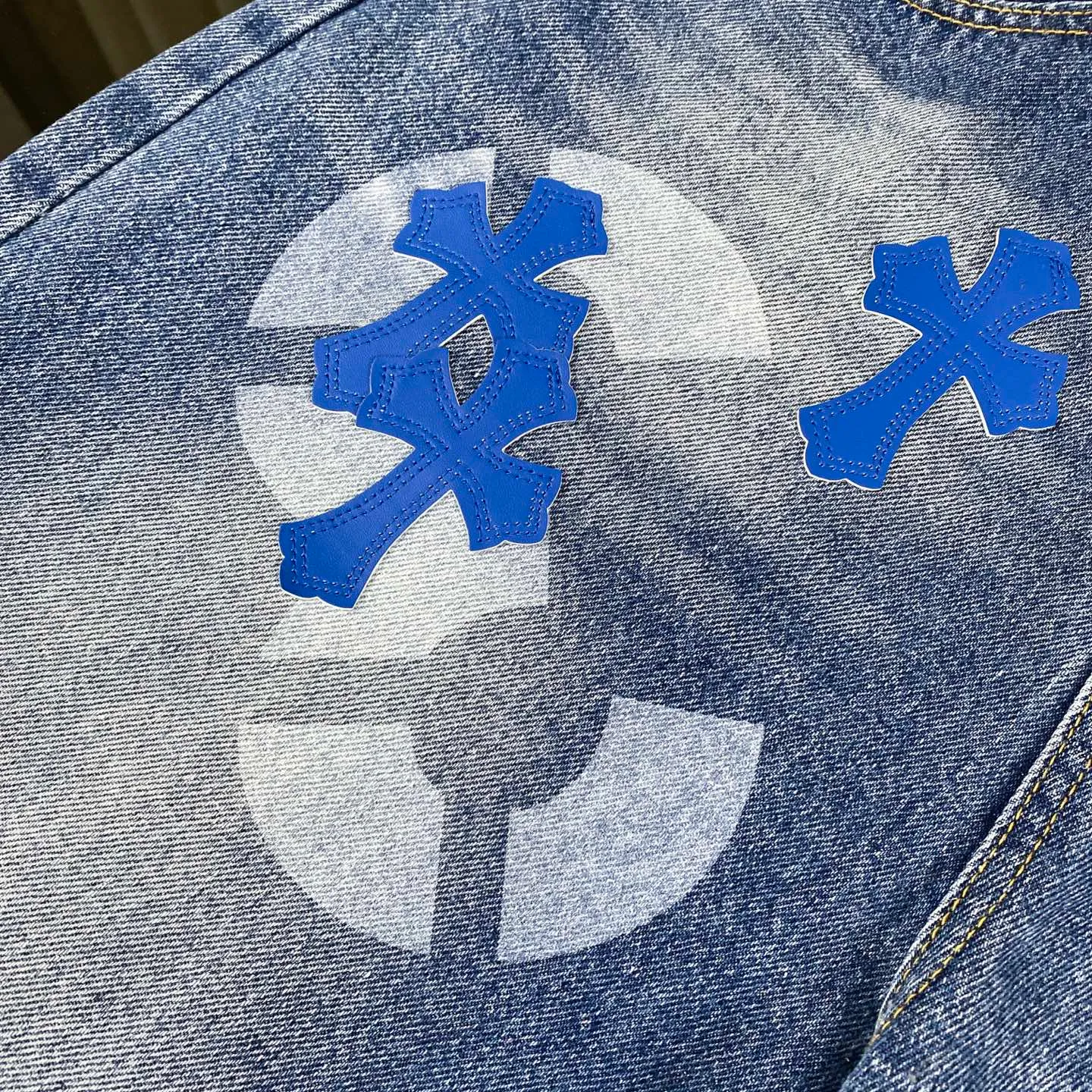 🅿️280 Chrome Hearts Chrome Hearts 24SS cross Sanskrit limited edition graffiti printed leather jeans. 💙Among Chrome Hearts’ many trousers, its color is unique and attracts people at first glance. It is made of beaded canvas fabric and has been washed with heavy water. The upper body is very textured, crisp and stylish, and will not collapse at all. The three-dimensional cut of the pants has a first-class effect in modifying the shape of the legs. It can be easily controlled by any figure, and you can instantly become a street trendy person when you put it on.  🔩Customized hardware, full of texture, every detail is done to the extreme. The thick beaded canvas fabric becomes soft and skin-friendly after washing, and has excellent breathability, making it comfortable to wear all day long. Customized small leather label, unique design, simple yet elegant, exquisite workmanship, neat wiring, every detail demonstrates quality and style.  These pants are gender-neutral and can be worn by both men and women, easily creating a sense of fashion. Pair them with a T-shirt or sweatshirt and you can easily go out and hit the streets. 🔵Classic blue, always a fashion favorite, suitable for any style of wear.  Size from 28 to 34 (corresponding to S-XL)